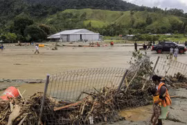 Một tuyến đường ngập trong bùn đất sau trận lũ quét tại Sentani, Indonesia ngày 17/3. (Ảnh: THX/TTXVN)