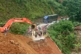 Người dân, xe chở hàng hóa ra vào huyện Mường Tè phải chờ đợi 3 ngày vì bị đứt đường. (Ảnh: Việt Hoàng/TTXVN)