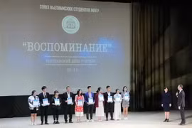 Tặng bằng khen cho 10 sinh viên Việt Nam có thành tích học tập xuất sắc. (Ảnh: Duy Trinh/TTXVN)