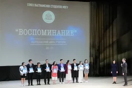 Tặng bằng khen cho 10 sinh viên Việt Nam có thành tích học tập xuất sắc. (Ảnh: Duy Trinh/TTXVN)
