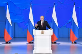 Tổng thống Vladimir Putin đọc Thông điệp liên bang thường niên trước Hội đồng Liên bang Nga ở Moskva ngày 20/2. (Ảnh: AFP/TTXVN)