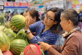 Người dân chọn lựa dưa hấu tại siêu thị. (Ảnh: Mỹ Phương/TTXVN)