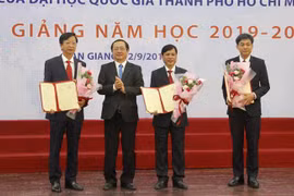 Phó giáo sư Huỳnh Thành Đạt, Giám đốc Đại học Quốc gia thành phố Hồ Chí Minh trao các quyết định bổ nhiệm lại hiệu trưởng, phó hiệu trưởng Trường Đại học An Giang. (Ảnh: Thanh Sang/TTXVN)