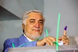 Ứng viên tranh cử Tổng thống Afghanistan Abdullah Abdullah bỏ phiếu tại điểm bầu cử ở Kabul ngày 28/9/2019. (Ảnh: AFP/TTXVN)