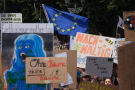 Người biểu tình tuần hành qua Cổng Brandenburg. (Nguồn: Getty images)