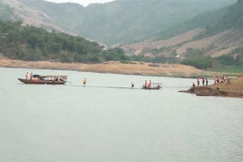 Lực lượng chức năng tìm kiếm thi thể một nạn nhân bị đuối nước. (Ảnh minh họa. TTXVN phát)
