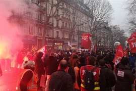 Hàng nghìn người tham gia bãi công phản đối cải cách hưu trí của chính phủ tại thủ đô Paris, Pháp, ngày 5/12. (Ảnh: THX/TTXVN)