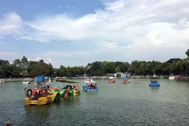 Bơi thuyền bên hồ tại công viên Văn hóa Đầm Sen. (Ảnh: Thanh Vũ/TTXVN)
