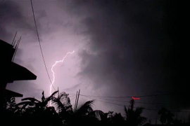 Sấm sét trong cơn giông tại bang Assam, Ấn Độ. (Ảnh: AFP/TTXVN)