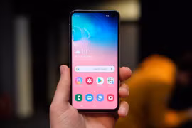 Samsung Galaxy S10e. (Nguồn: wired.co.uk)