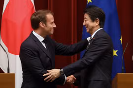 Thủ tướng Nhật Bản Shinzo Abe (phải) và Tổng thống Pháp Emmanuel Macron trong cuộc họp báo chung tại Tokyo ngày 26/6/2019. (Ảnh: AFP/TTXVN)
