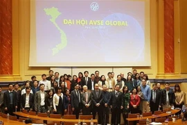 Các đại biểu chụp ảnh lưu niệm nhân dịp Đại hội. (Ảnh: Linh Hương/TTXVN)