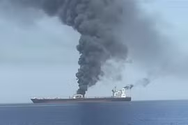 Khói bốc lên từ tàu chở dầu của Iran gần thành phố cảng Jeddah (Saudi Arabia) sau vụ nổ ngày 11/10/2019. (Ảnh: Mirror/TTXVN)