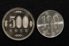 Đồng tiền xu mới mệnh giá 500 yen (trái) và 100 yen (phải) với dòng chữ ''Lệnh Hòa nguyên niên''. (Ảnh: Kyodo/TTXVN)
