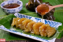 Bánh Gio ăn kèm với mật mía sẽ tạo ra vị thanh mát đan xen với cái ngọt của mía đường.