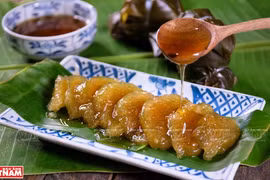 Bánh Gio ăn kèm với mật mía sẽ tạo ra vị thanh mát đan xen với cái ngọt của mía đường.