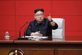 Nhà lãnh đạo Triều Tiên Kim Jong-un phát biểu trong phiên họp toàn thể lần thứ 4 Ủy ban Trung ương Đảng Lao động Triều Tiên tại Bình Nhưỡng ngày 10/4/2019. (Ảnh: AFP/TTXVN)