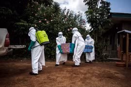 Nhân viên y tế chuyển thi thể bệnh nhân nghi nhiễm Ebola tại Mangina, gần Beni, tỉnh Bắc Kivu, Cộng hòa Dân chủ Congo năm 2018. (Ảnh: AFP/TTXVN)