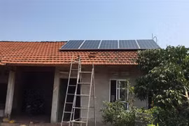 Triển khai lắp đặt điện Mặt Trời áp mái cho người dân. (Ảnh: Đức Thọ/TTXVN)