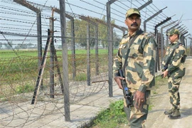 Lực lượng an ninh biên giới Ấn Độ tuần tra tại khu vực ngoại ô Amritsar, biên giới Ấn Độ-Pakistan. (Ảnh: AFP/TTXVN)