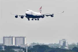  Máy bay của Hãng hàng không British Airways chuẩn bị hạ cánh xuống sân bay Heathrow ở London, Anh. (Ảnh: AFP/TTXVN)