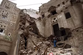 Cảnh đổ nát sau các cuộc không kích tại Yemen. (Ảnh: THX/TTXVN)