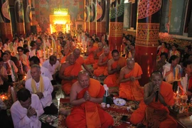 Đồng bào Phật tử Khmer thực hiện nghi lễ đặt cơm vắt (Bos Bai Ben) mùa Sene Dolta. (Ảnh: Chanh Đa/TTXVN)