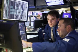 Giao dịch viên làm việc tại Sàn giao dịch chứng khoán ở New York, Mỹ. (Ảnh: THX/TTXVN)