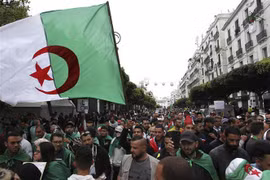Người biểu tình phản đối tham nhũng tập trung tại thủ đô Algiers, Algeria. (Ảnh: AFP/TTXVN)