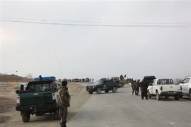 Lực lượng an ninh Afghanistan điều tra tại hiện trường một vụ tấn công. (Ảnh: THX/TTXVN)