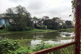 Các hộ dân đang sống tại khu vực Thượng thành thuộc di tích Kinh Thành Huế. (Ảnh: Quốc Việt/TTXVN)