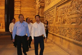 Phó Thủ tướng Thường trực Chính phủ Trương Hòa Bình kiểm tra các công trình phục vụ Đại lễ Vesak Liên hợp quốc năm 2019. (Ảnh: Nguyễn Chinh/TTXVN)