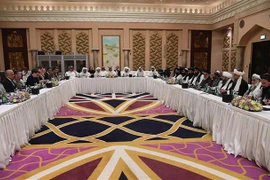 Phái đoàn Mỹ (trái) và phái đoàn Taliban (phải) trong cuộc đàm phán tại Doha, Qatar, ngày 26/2/2019. (Ảnh: AFP/TTXVN)