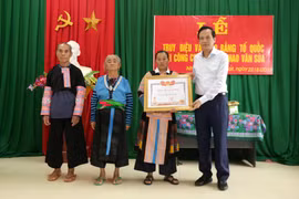 Bộ trưởng Bộ Lao động-Thương binh và Xã hội Đào Ngọc Dung trao Bằng Tổ quốc ghi công cho thân nhân Liệt sỹ Thao Văn Súa. (Nguồn: TTXVN)