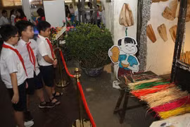 Học sinh tham quan không gian trưng bày ''Tết Đoan Ngọ xưa và nay.'' (Ảnh: Thanh Tùng/TTXVN)
