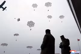 Nhà lãnh đạo Triều Tiên Kim Jong-un (trái) thị sát buổi diễn tập huấn luyện đổ bộ từ trên không của các đơn vị Không quân và Phòng không nước này, ngày 18/11/2019. (Ảnh: Yonhap/TTXVN)