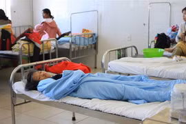Các bệnh nhi được điều trị tại bệnh viên Đa Khoa Lâm Đồng. (Ảnh: Đặng Tuấn/TTXVN)