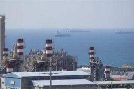 Toàn cảnh một giếng dầu ở cảng biển Asalouyeh, phía Bắc vùng Vịnh Persia, Iran. (Ảnh: Reuters/TTXVN)
