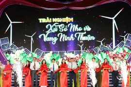 Phó Thủ tướng Vũ Đức Đam cùng các đại biểu cắt băng khai mạc lễ hội. (Ảnh: Công Thử/TTXVN)