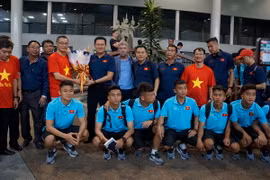 Đội tuyển U22 chụp ảnh lưu niệm với người hâm mộ ra đón đoàn tại sân bay quốc tế Phnom Penh. (Ảnh: Nhóm phóng viên TTXVN tại Campuchia)