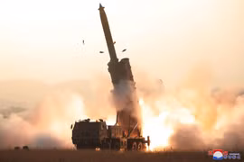 Hệ thống rocket đa nòng siêu lớn được Triều Tiên vận hành thử nghiệm tại thành phố Sunchon, miền Tây nước này ngày 31/10/2019. (Ảnh: Yonhap/TTXVN)