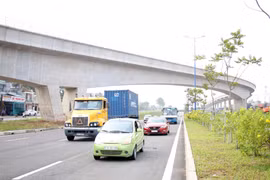 Hầm hở trên Quốc lộ 1 nằm phía dưới Dự án tuyến đường sắt đô thị Bến Thanh-Suối Tiên. (Ảnh: Tiến Lực/TTXVN)