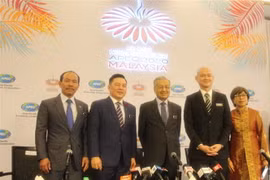 Thủ tướng Malaysia Mahathir Mohamad và các quan chức nước chủ nhà tham gia họp báo về Năm APEC 2020. (Ảnh: Hà Ngọc/TTXVN)
