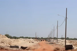 Hệ thống đường giao thông và cột điện đang được xây dựng trong khu tái định cư Hải Khê. (Ảnh: Nguyên Lý/TTXVN)