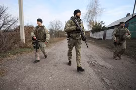 Binh sỹ Ukraine tuần tra tại làng Katerynivka, vùng Lugansk, miền Đông Ukraine ngày 2/11/2019. (Ảnh: AFP/TTXVN)