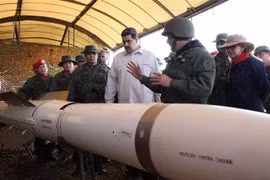 Tổng thống Nicolas Maduro (giữa) thị sát cuộc tập trận của lực lượng vũ trang Venezuela ở Fort Guaicaipuro, bang Miranda, Venezuela, ngày 10/2/2019. (Ảnh: AFP/TTXVN)