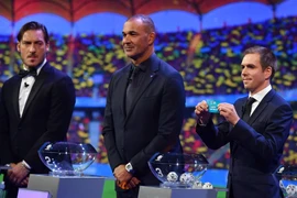 Cựu cầu thủ Đức Philipp Lahm (phải) tại lễ bốc thăm chia bảng Vòng chung kết EURO 2020 ở Bucharest, Romania. (Ảnh: AFP/TTXVN)