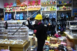 Người biểu tình phá hoại một cửa hàng ở Hong Kong ngày 20/10/2019. (Ảnh: AFP/TTXVN) 