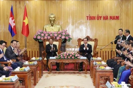 Quang cảnh buổi thăm và làm việc của Chủ tịch Quốc hội Campuchia Samdech Heng Samrin với Tỉnh ủy Hà Nam. (Ảnh: Văn Điệp/TTXVN)