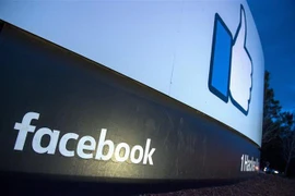 Biểu tượng Facebook tại trụ sở ở Menlo Park, California, Mỹ. (Ảnh: AFP/TTXVN)